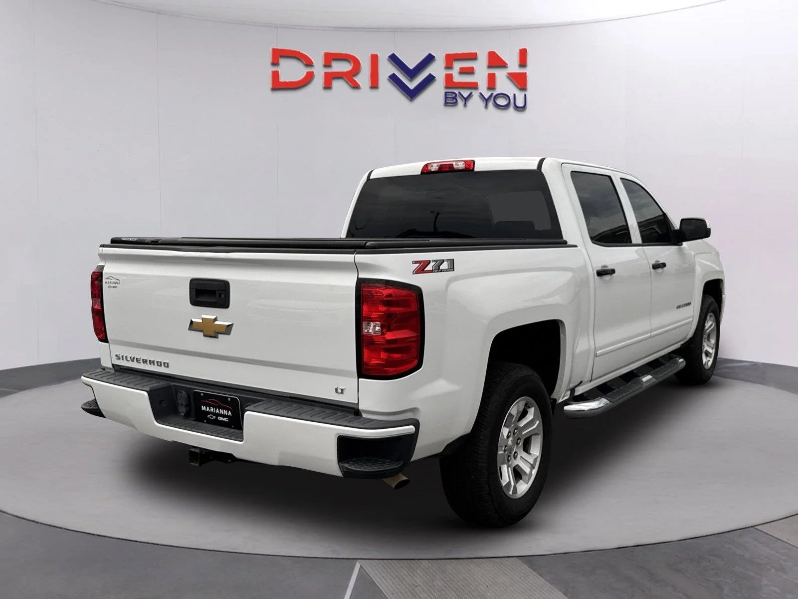 Used 2018 SUMMIT WHITE Chevrolet LT image 4