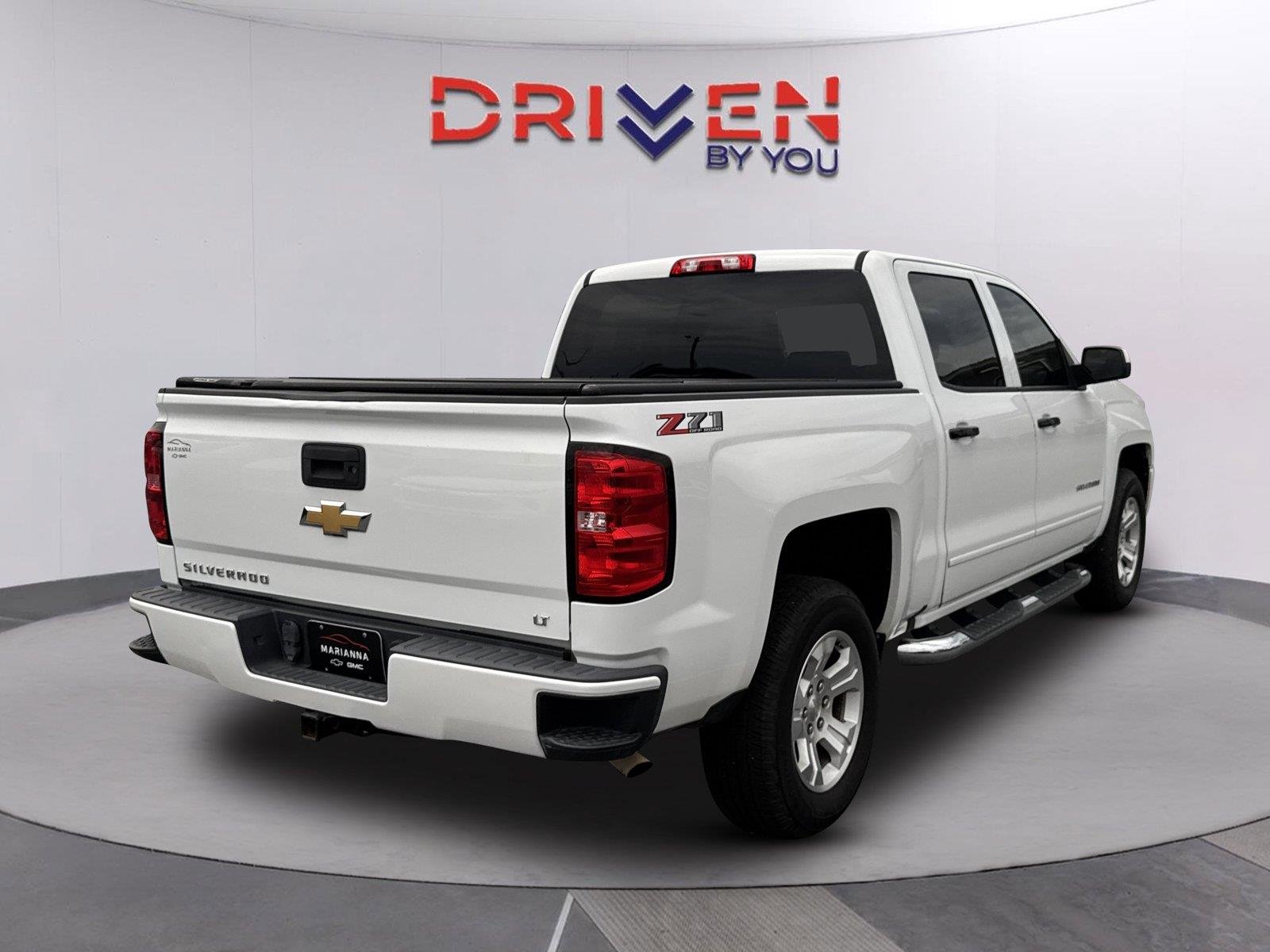 Used 2018 SUMMIT WHITE Chevrolet LT image 4
