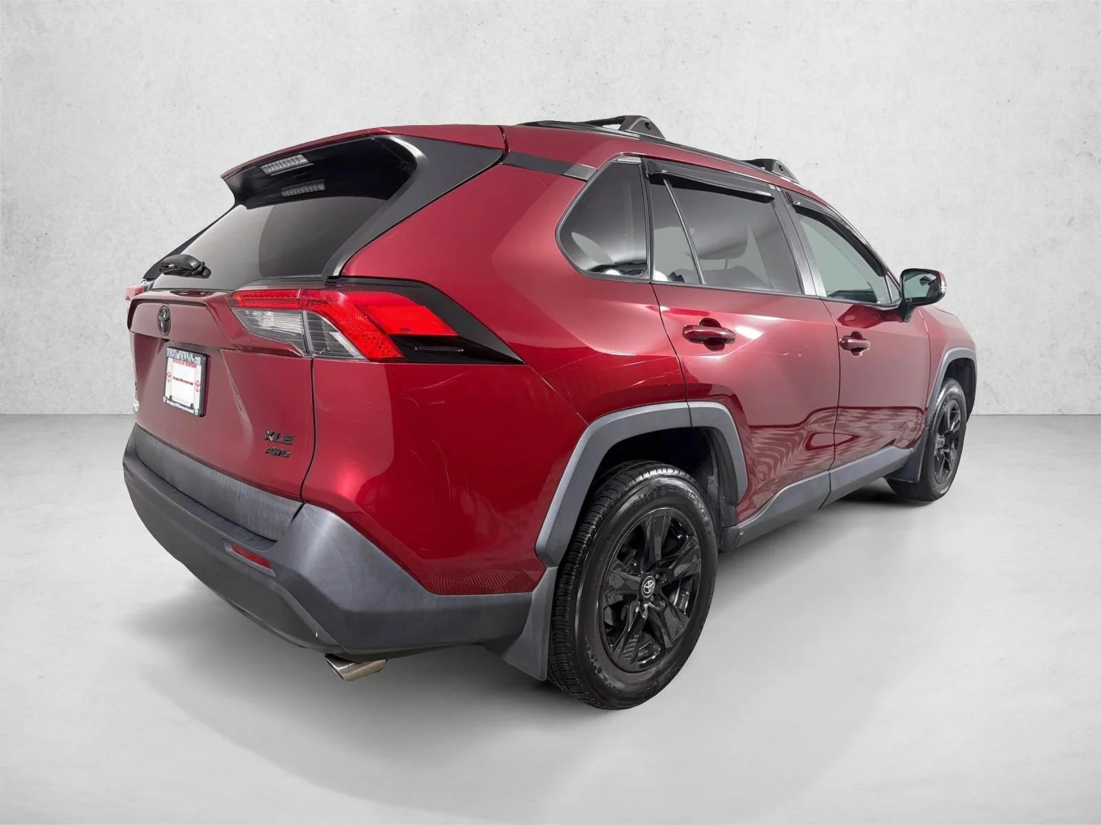 Used 2020 White Toyota XLE image 4