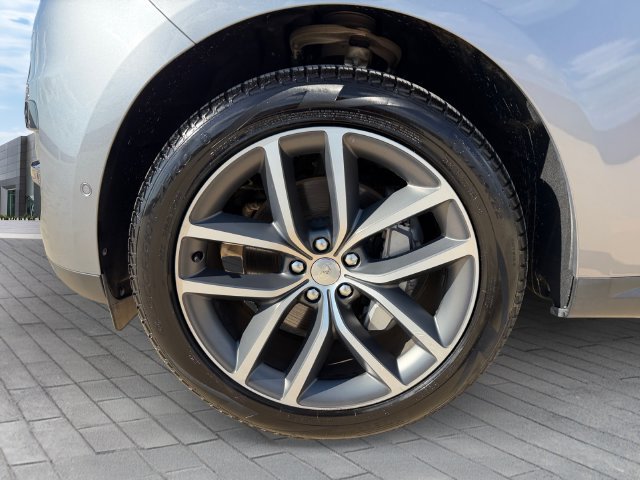 Used 2023 Eiger Grey Metallic Land Rover SE image 9