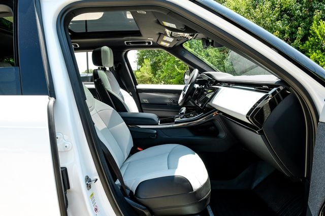 New 2026 Ostuni Pearl White Premium Metallic Land Rover Dynamic SE image 44