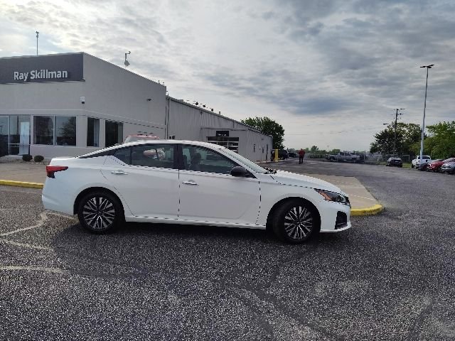 Used 2025 White Nissan 2.5 SV image 8