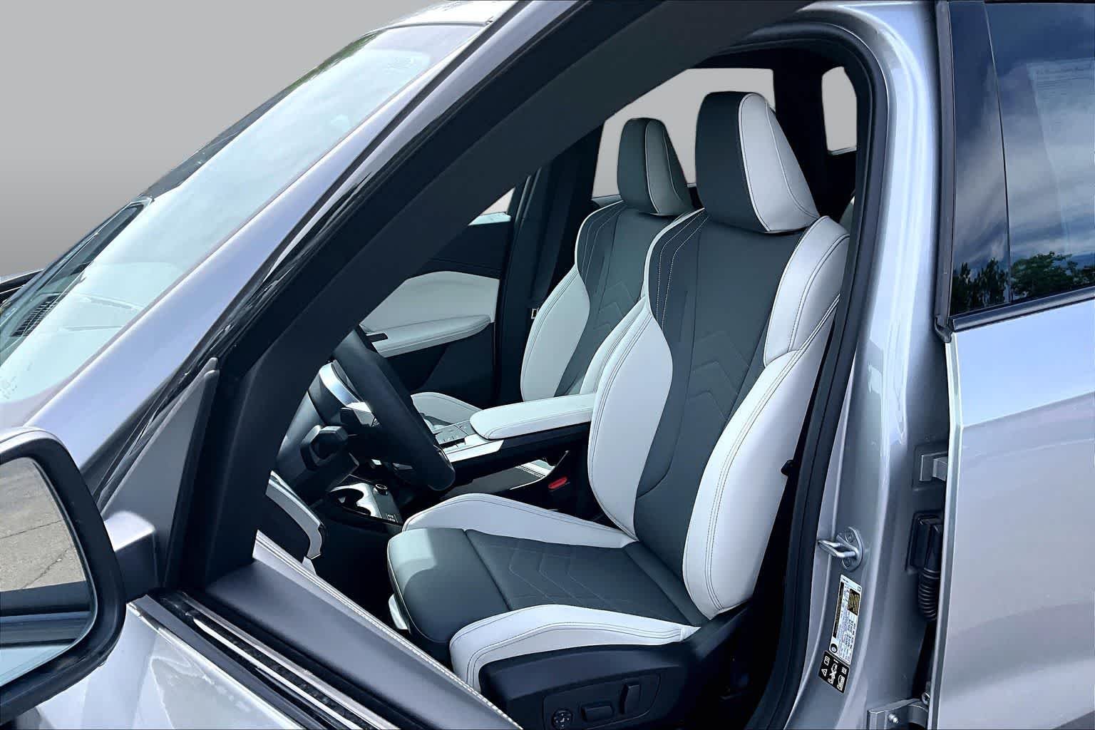 New 2026 Space Silver Metallic BMW xDrive28i image 9