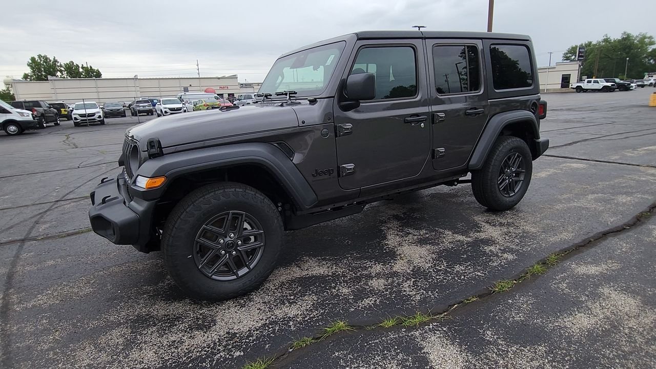 New 2026 Granite Crystal Metallic Clear-Coat Exterior Paint Jeep Sport S image 4