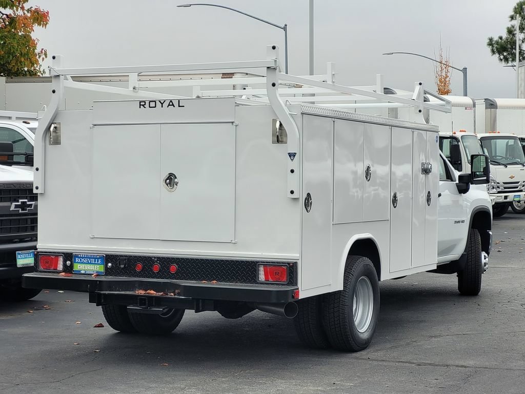 2025 Chevrolet Silverado 3500 HD Chassis Cab Work Truck view 4