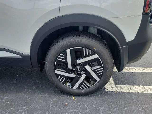 New 2026 Aspen White TriCoat / Super Black Two-tone Nissan SV image 7