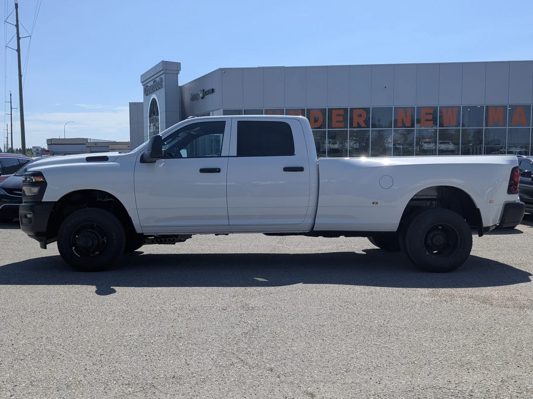 New 2026 White RAM Tradesman - - 4x4 - DUALLY - Uconnect 5 w/ 8.4 Screen - Apple CarPlay & More! image 5