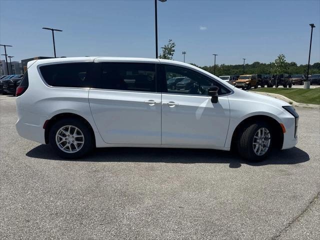 New 2027 Bright White Clear-Coat Paint Chrysler Select image 10