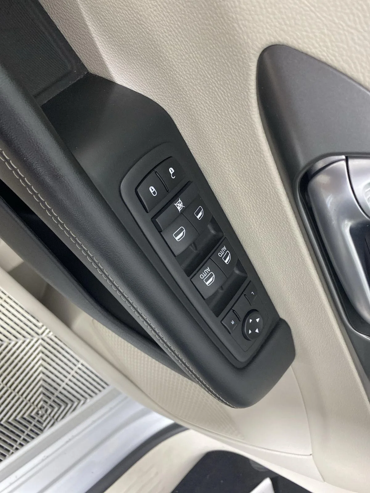 Used 2024 Silver Mist Clearcoat Chrysler Touring L image 22