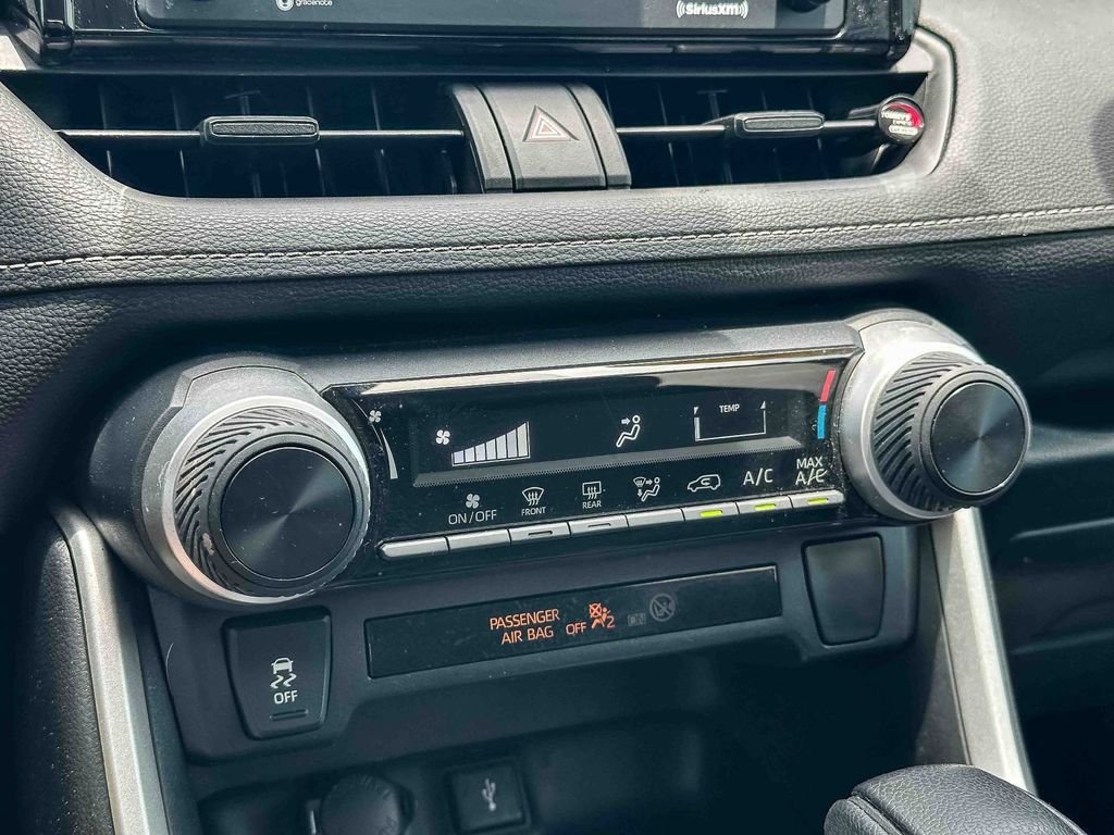 2020 Toyota RAV4 LE - Photo 32