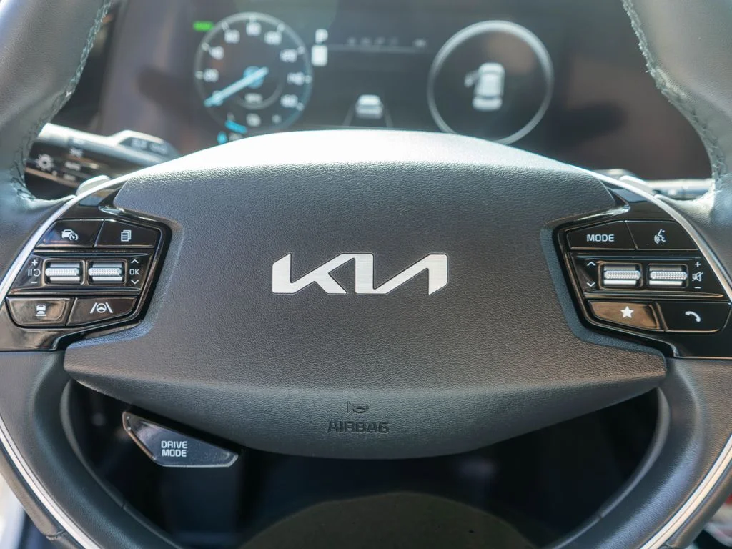 Certified Used 2023 White Kia Wind image 16