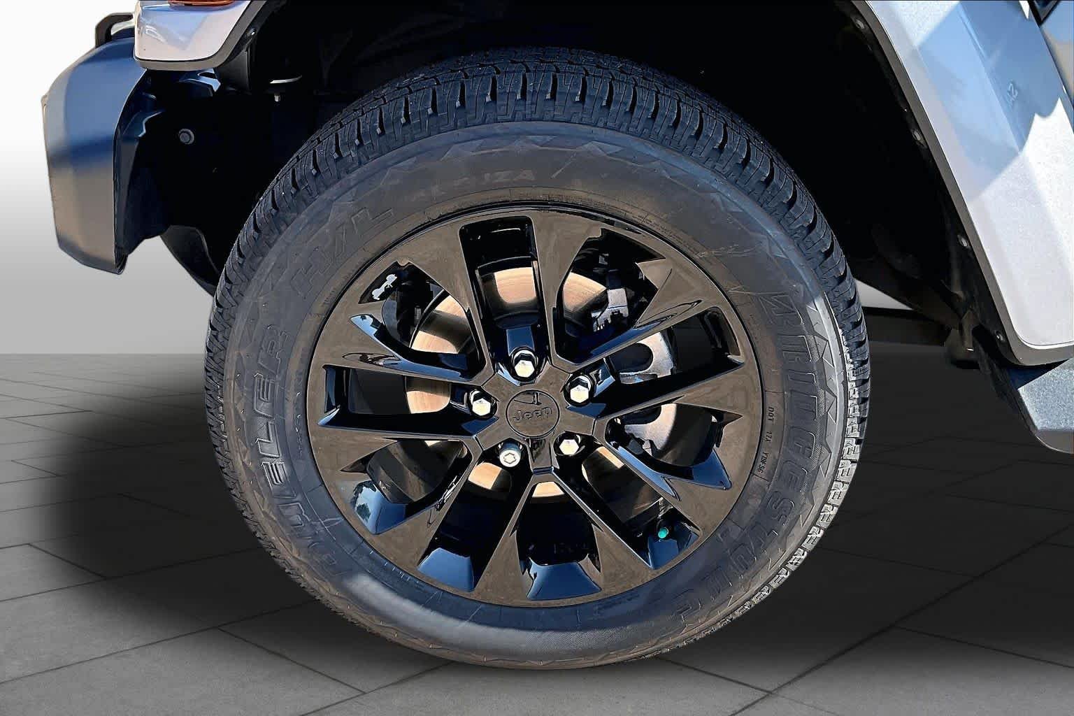 Used 2021 Billet Silver Metallic Clearcoat Jeep Unlimited Sahara image 10