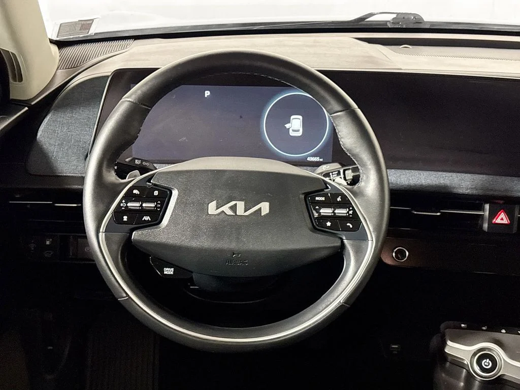 Used 2023 White Kia Wind image 13