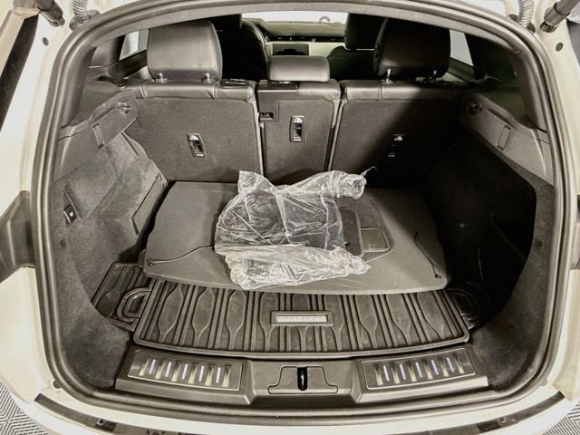 Used 2020  Land Rover R-Dynamic HSE image 28