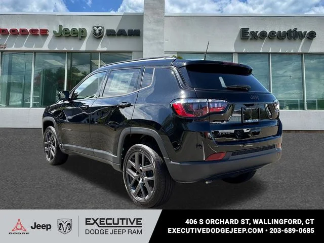 New 2026 Diamond Black Crystal Pearl-Coat Exterior Paint Jeep Limited image 2