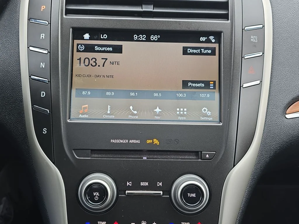 Used 2017 Red Lincoln Reserve image 21