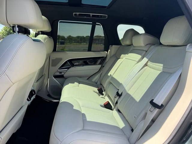 New 2026 Belgravia Green LAND ROVER SE image 11