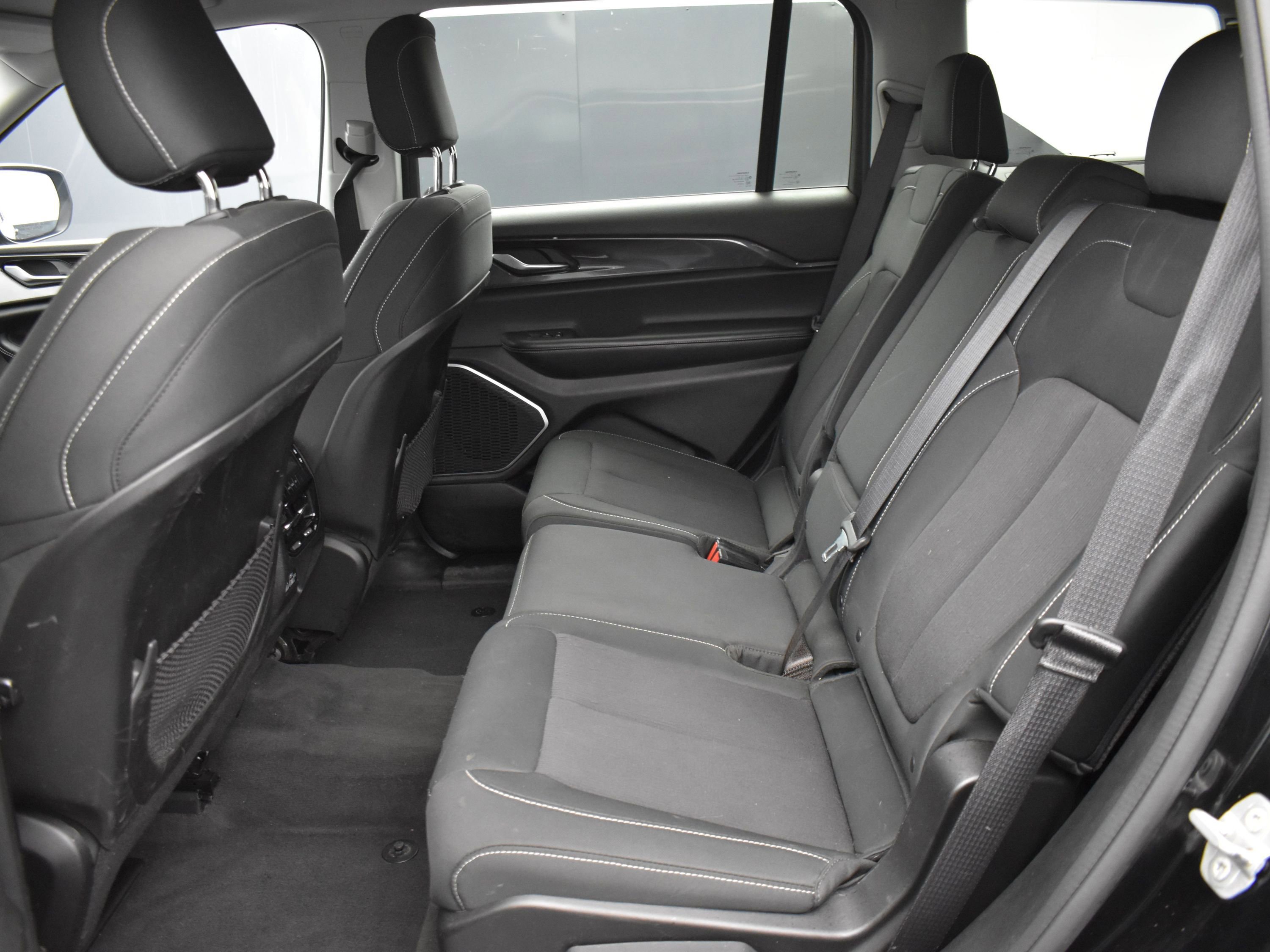 Used 2022 Diamond Black Crystal Pearlcoat Jeep Laredo image 17
