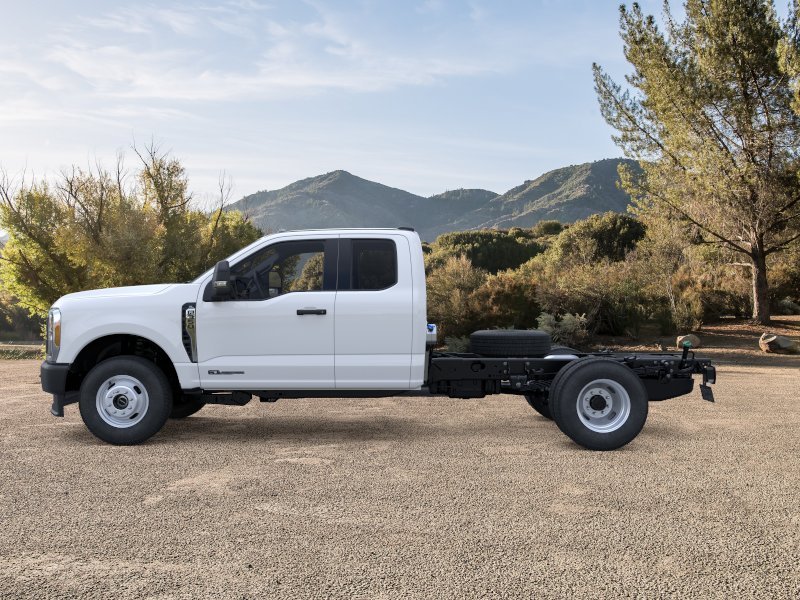 New 2026 Oxford White Ford F-350® XL image 3