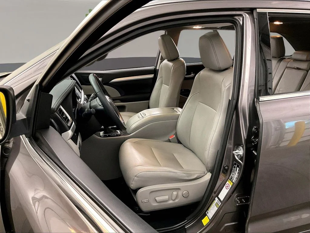 Used 2016 Gray Toyota XLE V6 image 29