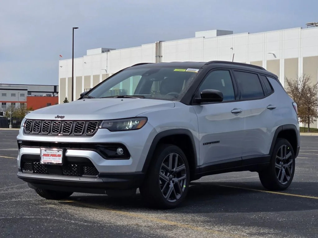 New 2026 Silver Zynith Metallic Clear-Coat Exterior Paint Jeep Limited image 3