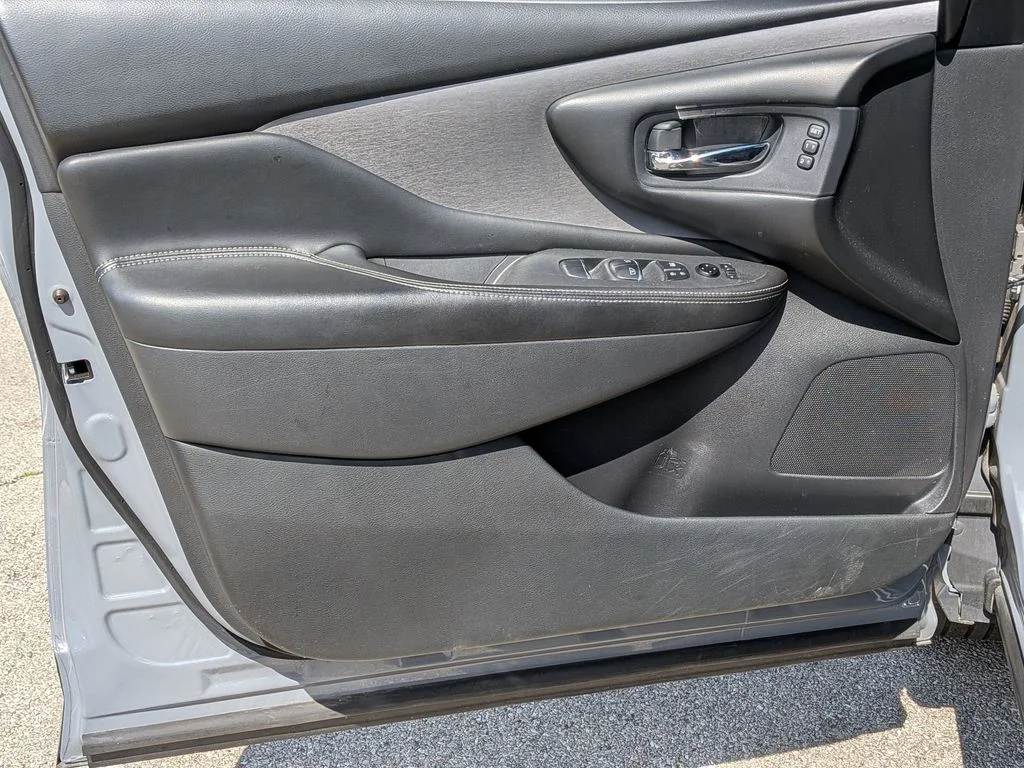Used 2021 Silver Nissan SL image 12