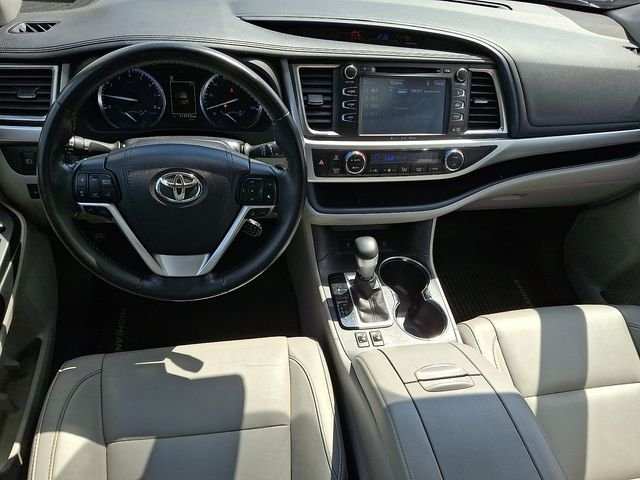 Used 2017 Silver Toyota XLE image 12