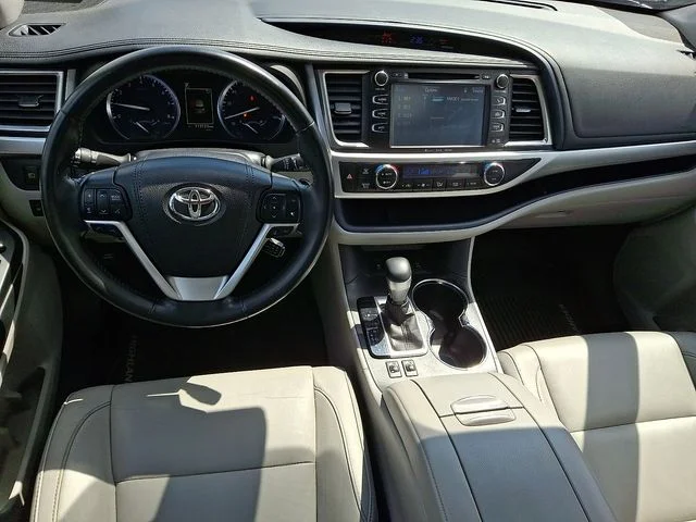 Used 2017 Silver Toyota XLE image 12