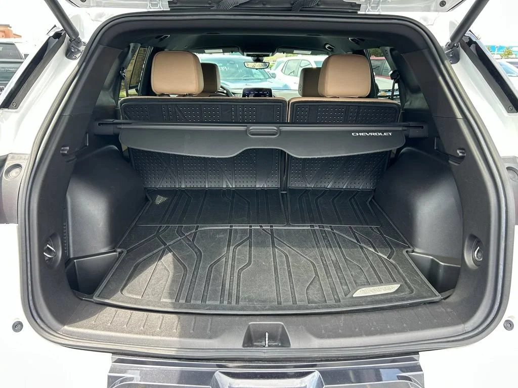 Used 2024 Iridescent Pearl Tricoat Chevrolet Premier image 11