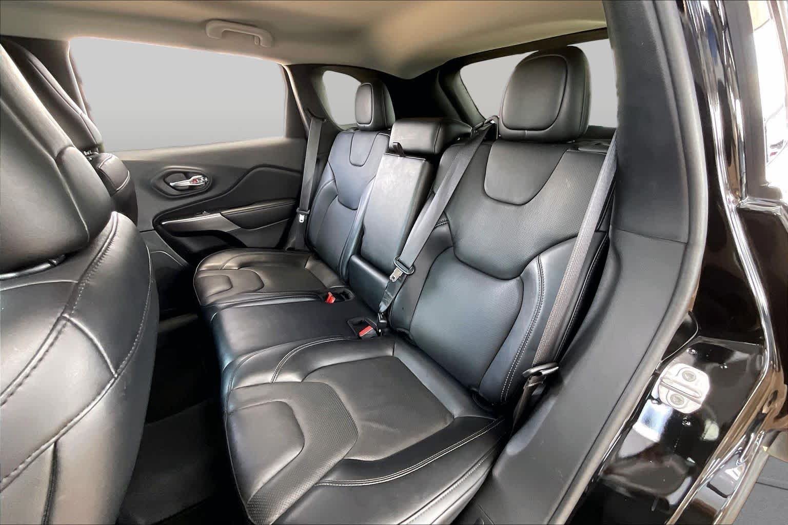 Used 2021 Diamond Black Crystal Pearlcoat Jeep Latitude Lux image 19