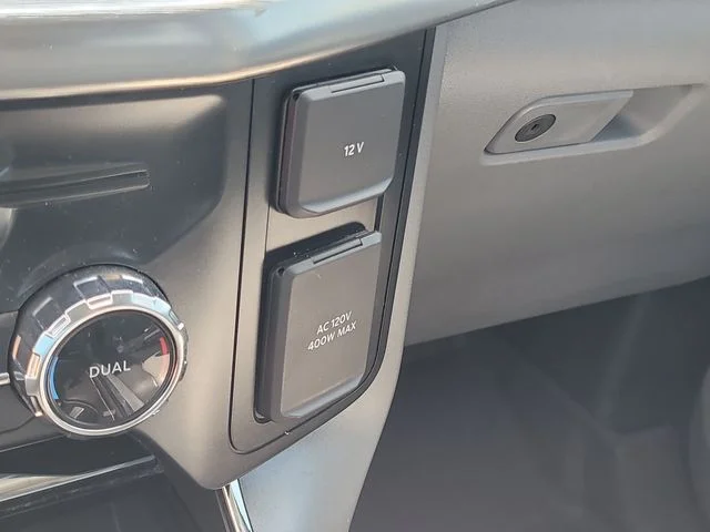 Used 2022 White Ford Lariat image 23