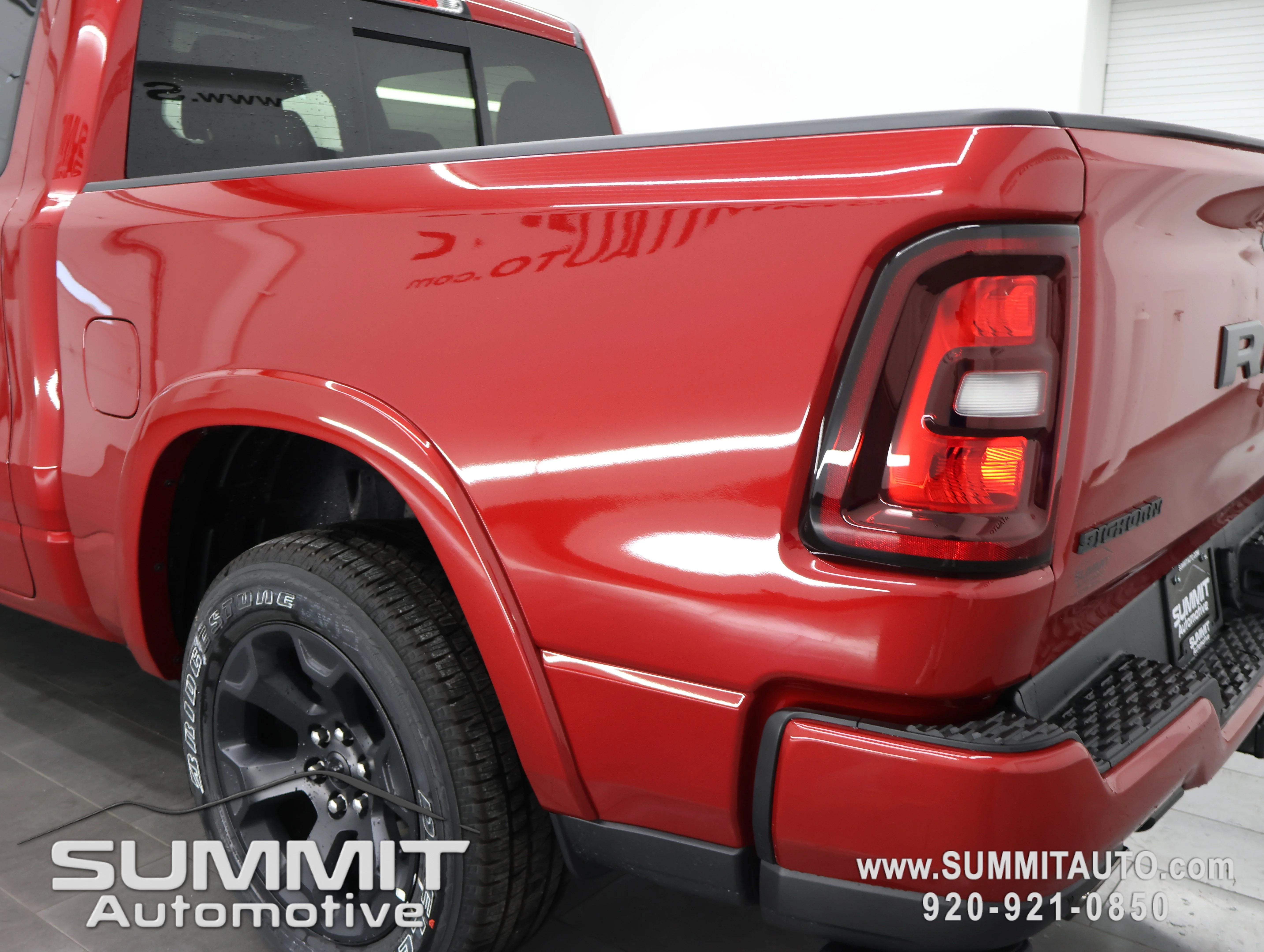 New 2026 Molten Red Pearl-Coat Exterior Paint RAM Big Horn/Lone Star image 32