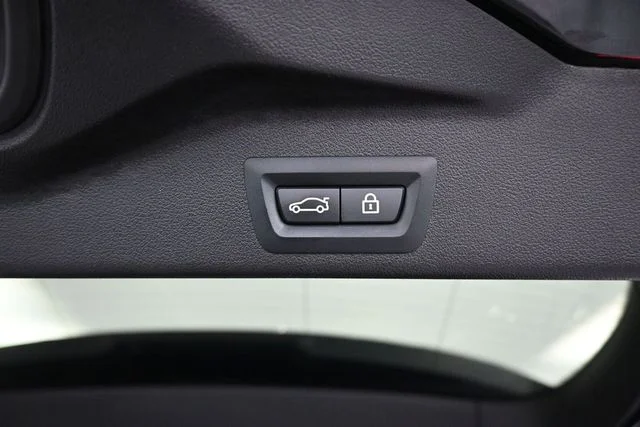 Used 2020 Black BMW sDrive40i image 14