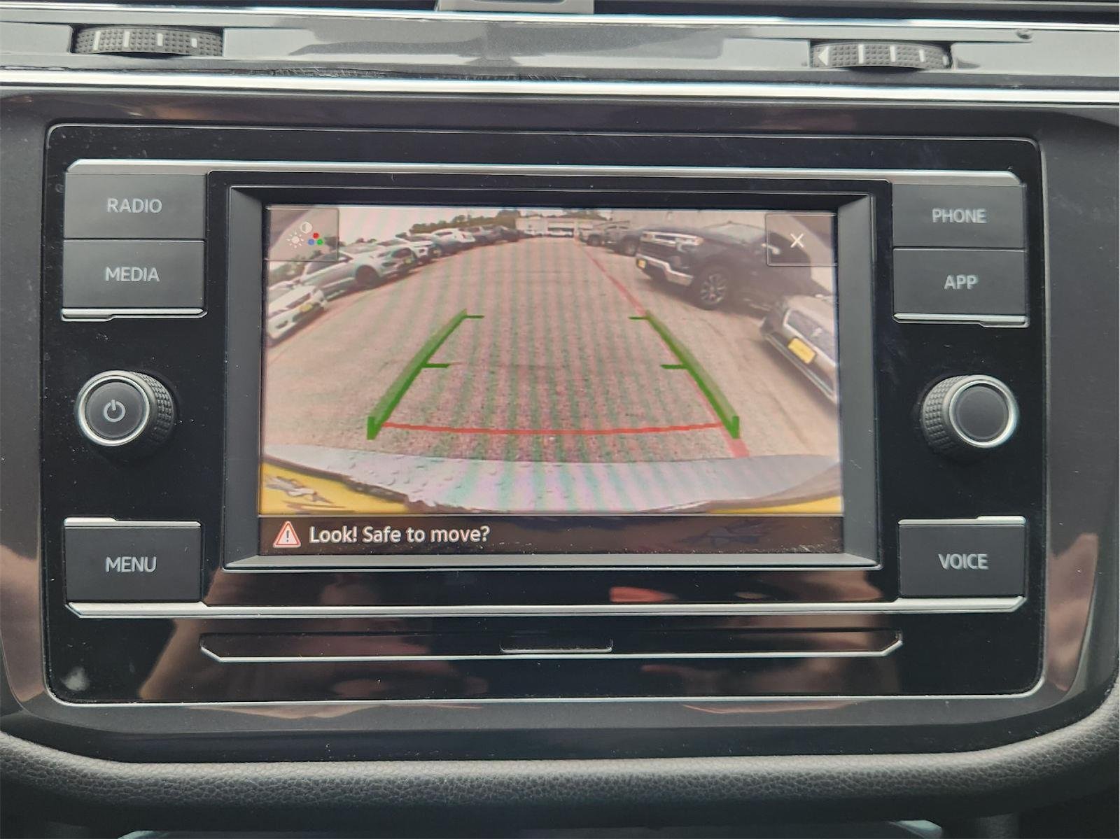 2020 Volkswagen Tiguan photo 17 of 32