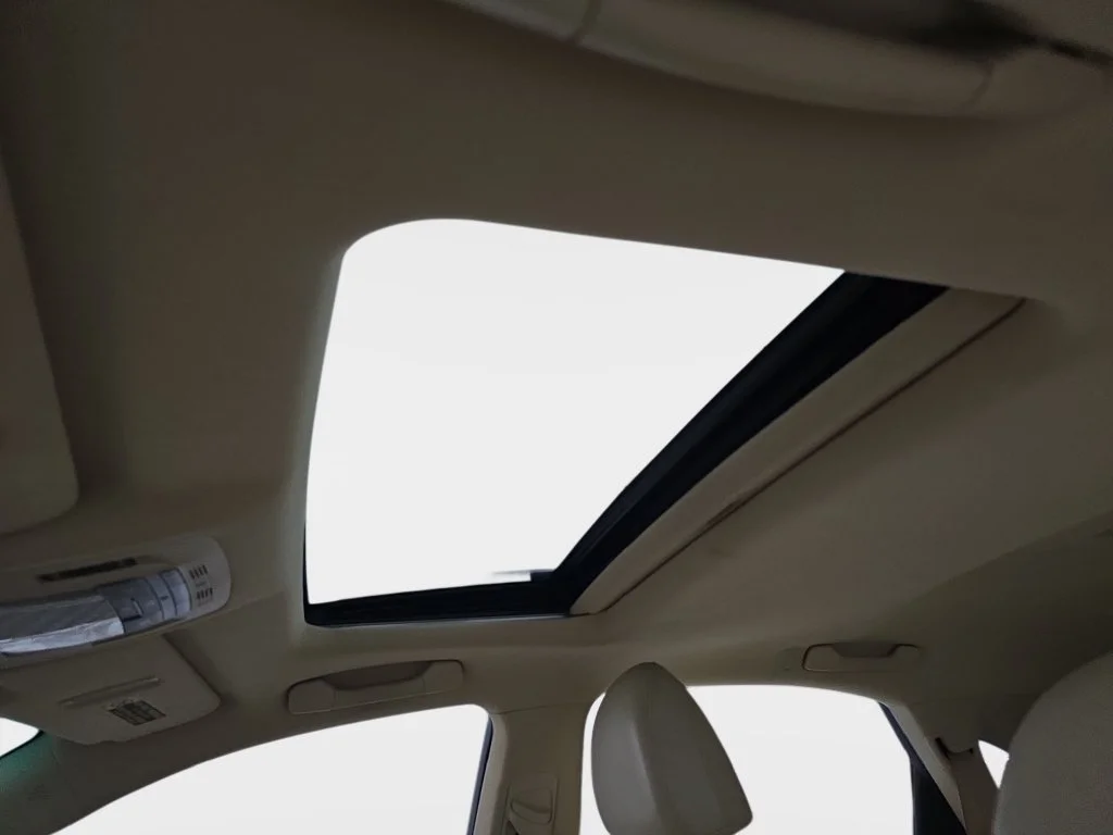 Used 2010 White Lexus 450h image 31