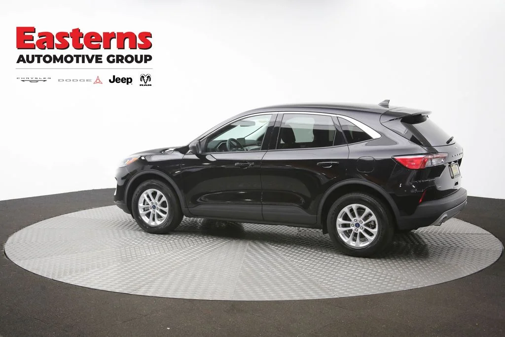 Used 2022 Black Ford SE image 61