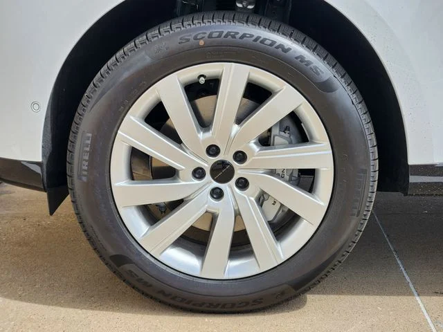 New 2026 Fuji White Land Rover SE image 7