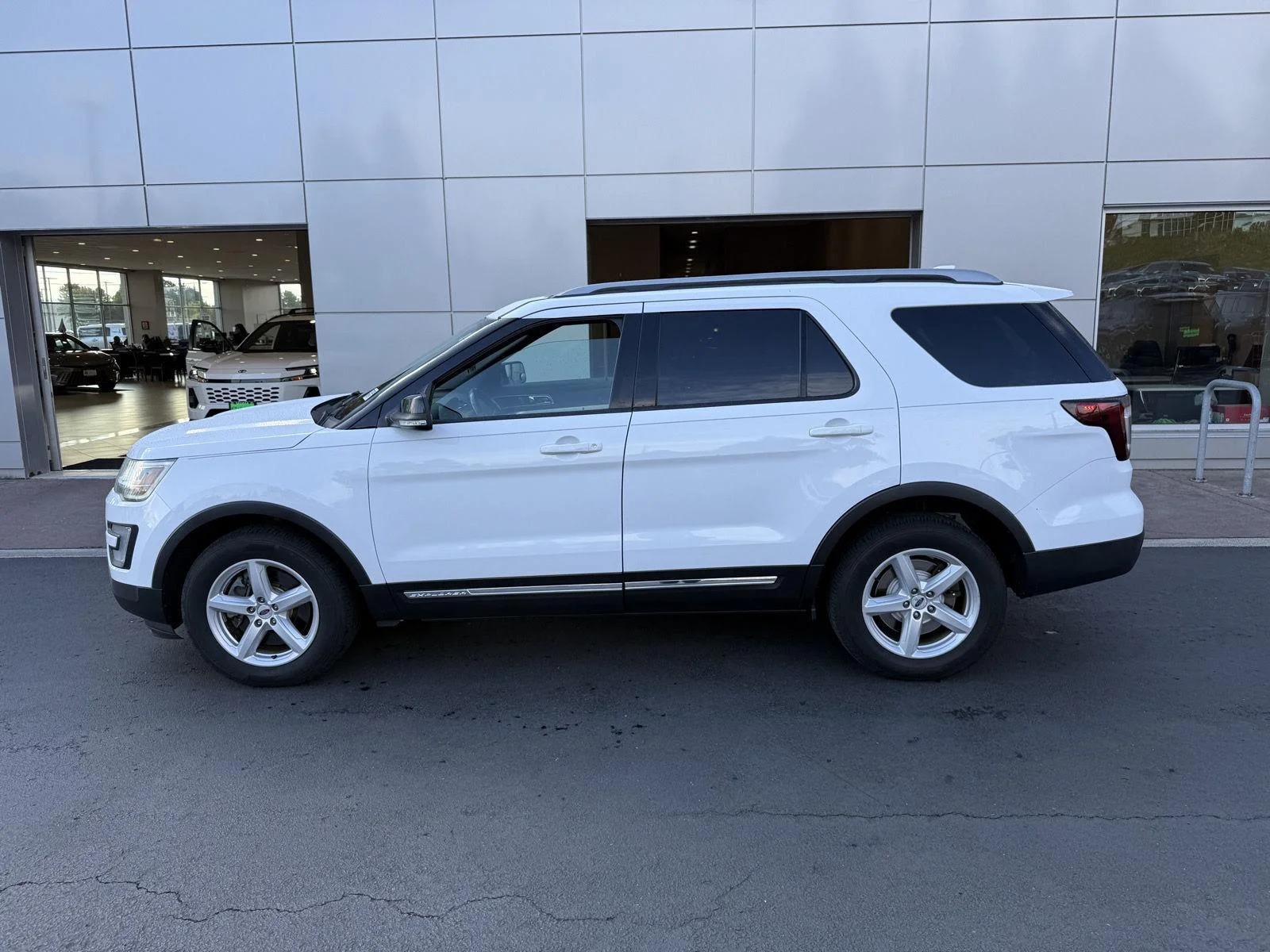 Used 2017 Oxford White Ford XLT image 2