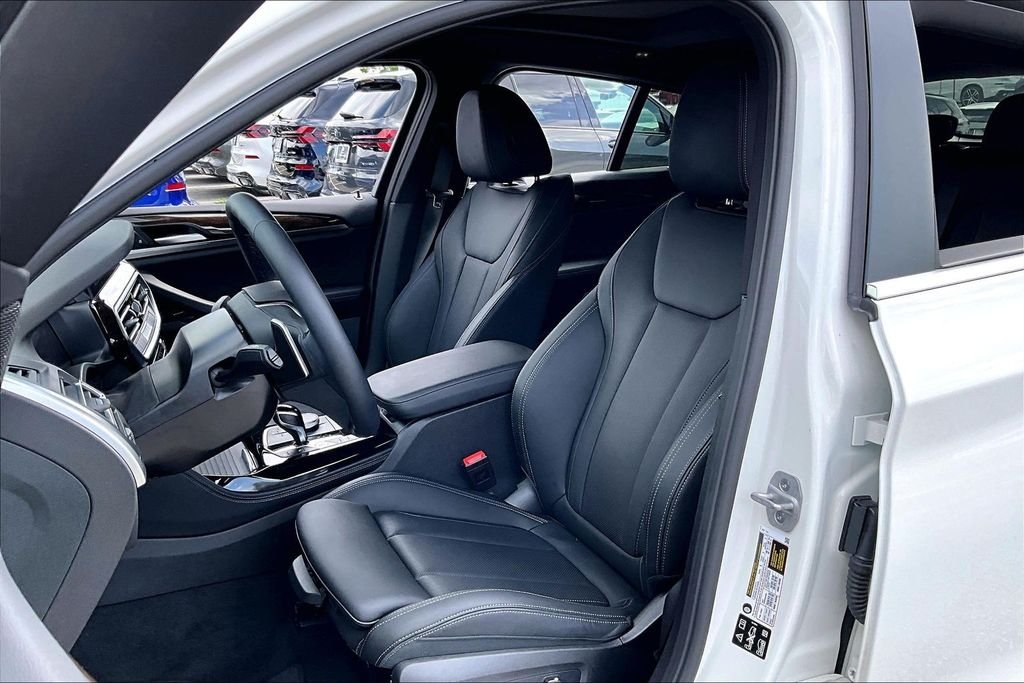 Used 2025 White BMW xDrive30i image 17