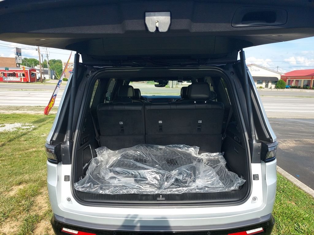 New 2026 Silver-Zynith Exterior Paint Jeep Upland image 31