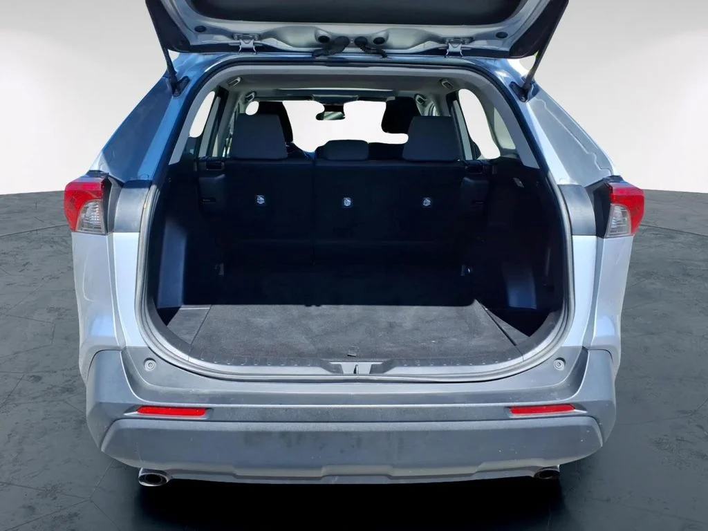 Used 2019 Silver Toyota XLE image 8