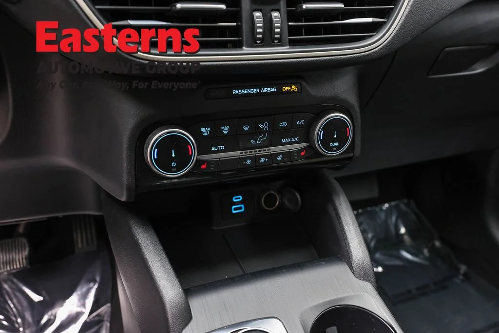 Used 2022 Blue Ford SE image 21