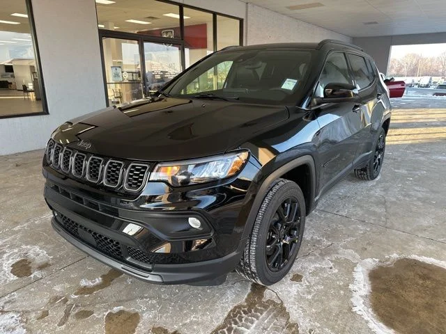 New 2026 Diamond Black Crystal Pearl-Coat Exterior Paint Jeep Latitude image 2
