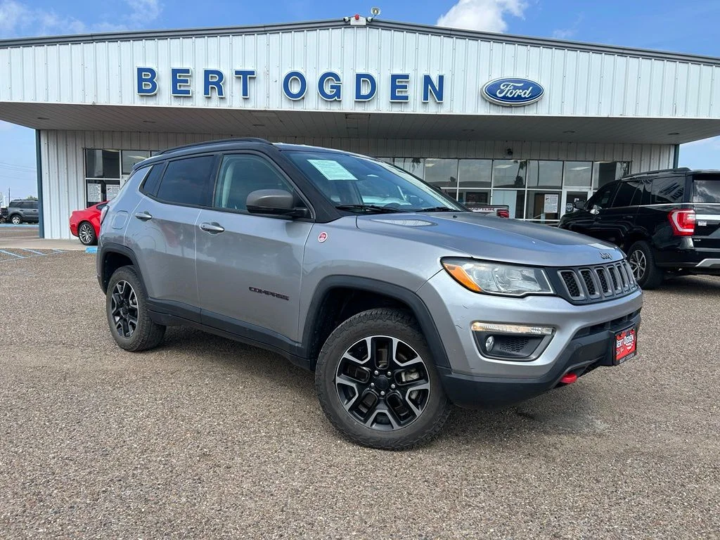 Used 2019 Silver Jeep Trailhawk image 1