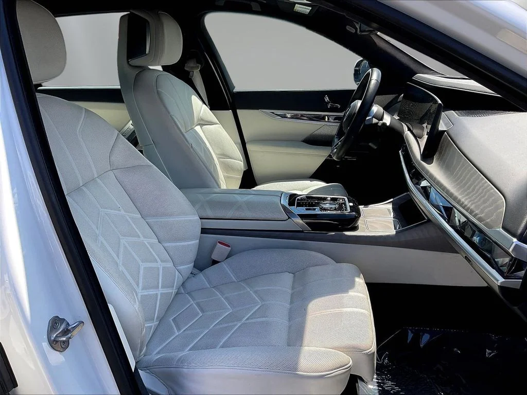 Used 2023 Alpine White BMW xDrive60 image 28