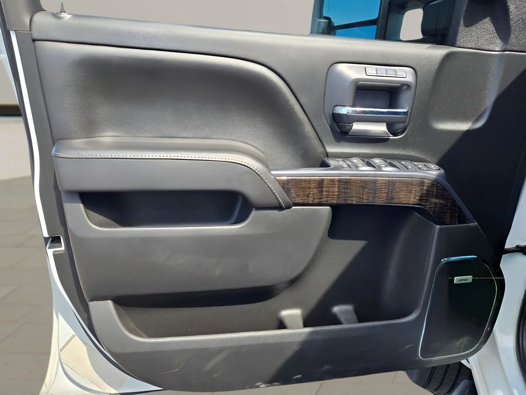 Used 2015 White GMC Denali image 23