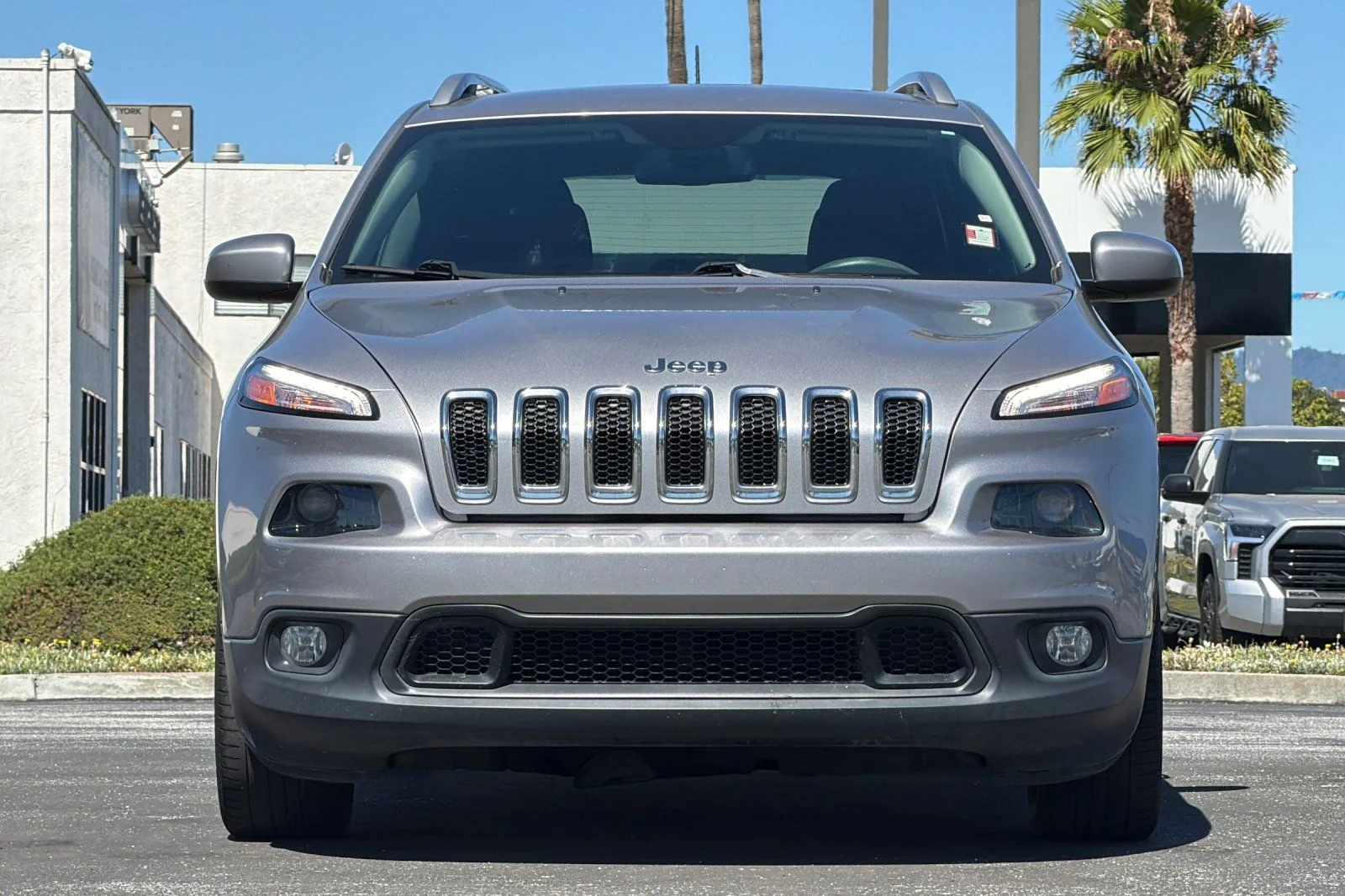 Used 2018 Silver Jeep Latitude image 10