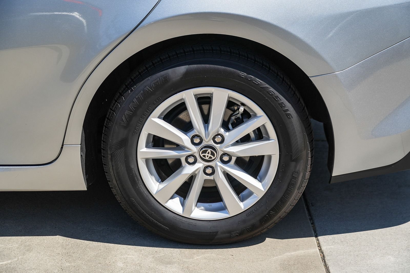 2025 Toyota Camry LE - Photo 10
