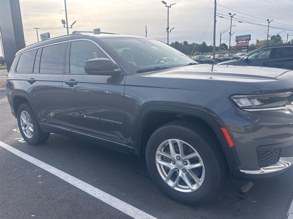 Used 2023 Gray Jeep Laredo image 15