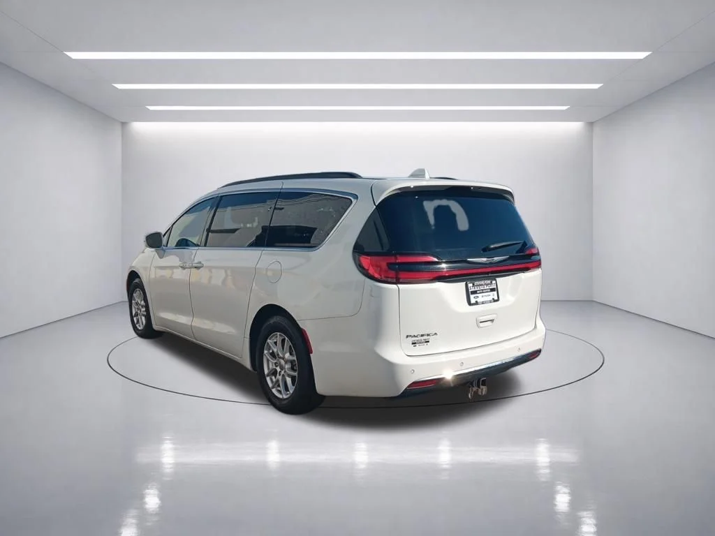 Used 2022 Bright White Clearcoat Chrysler Touring L image 5